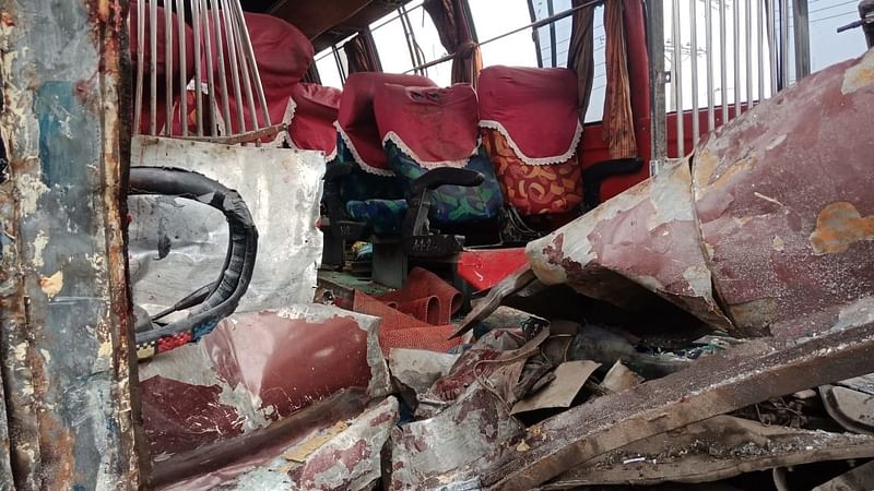 সকাল সাতটার দিকে দুটি বাসের মুখোমুখি সংঘর্ষ হয়
