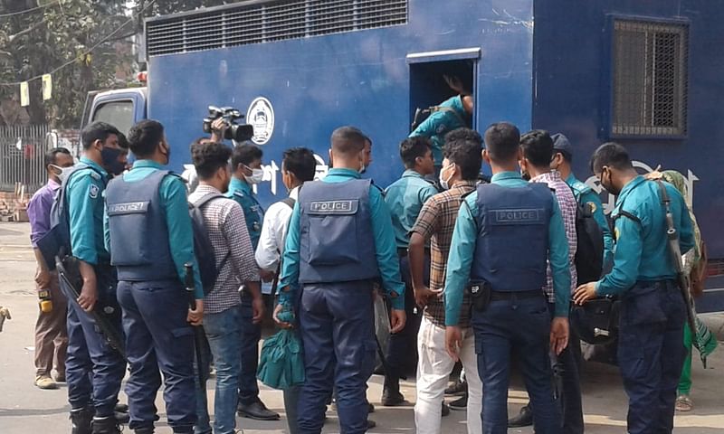 জাতীয় বিশ্ববিদ্যালয়ের স্থগিত হওয়া চলমান পরীক্ষাগুলো নেওয়ার দাবিতে বিক্ষোভের জন্য জড়ো হওয়ার সময় ১০ জনকে আটক করেছে পুলিশ