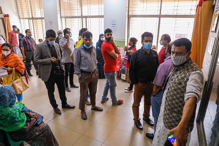 করোনার টিকা নেওয়ার জন্য অপেক্ষা। সোমবার রাজধানীর মুগদা মেডিকেল কলেজ হাসপাতালে