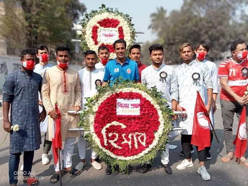 মুক্তিযোদ্ধার খেলোয়াড়-কর্মকর্তাদের সঙ্গে শহীদ মিনারে ফুল দিতে যাচ্ছেন কাতো (ডান থেকে দ্বিতীয়)।