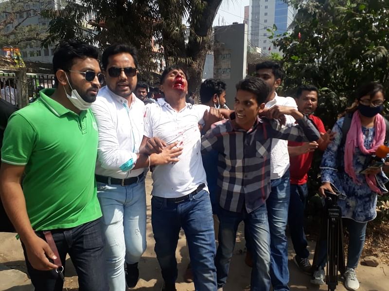 সংঘর্ষে আহত এক ব্যক্তিকে নিয়ে যাওয়া হচ্ছে