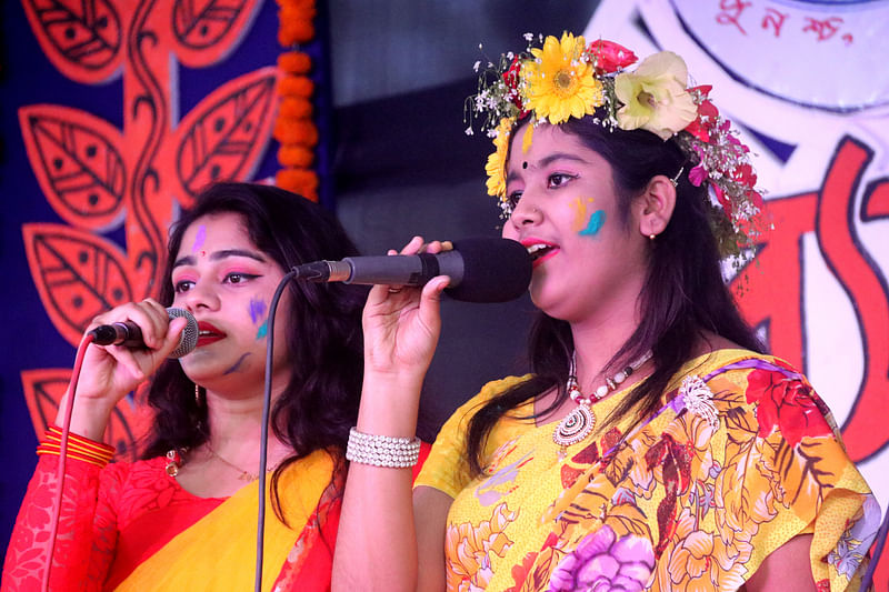 সাংস্কৃতিক সংগঠন পুনশ্চ যশোরের আয়োজনে বসন্ত উৎসবে সংগীত পরিবেশন করেন সংগঠনের শিল্পীরা। শনিবার বিকেলে যশোর টাউন হল ময়দানের রওশন আলী মঞ্চে