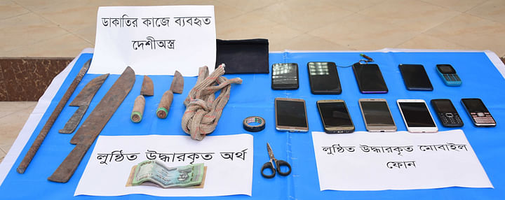 ছিনতাই-ডাকাতির কাজে ব্যবহৃত চাপাতি, ছুরি ও মুঠোফোন জব্দ করে ডিবি পুলিশ