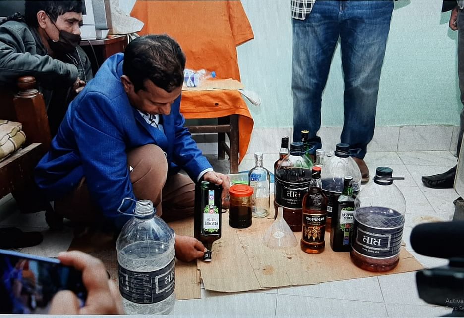 রাজধানীর ভাটারা থানাধীন খিলবাড়িরটেক এলাকার এক বাসায় নকল সীল লাগিয়ে তৈরি করা হতো নকল মদ