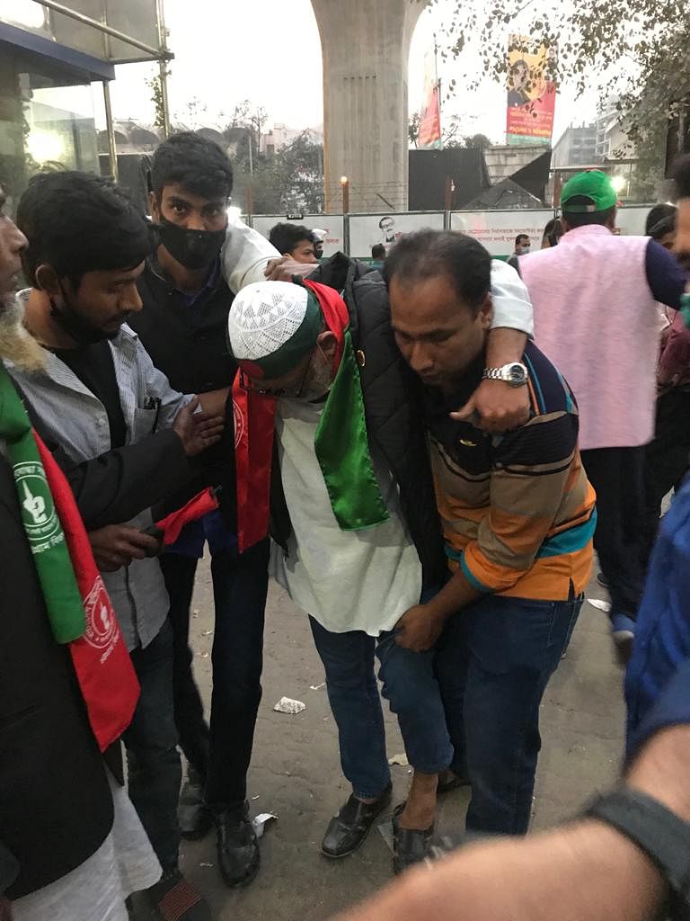 পুলিশের লাঠিপেটায় আহত একজনকে নিয়ে যাওয়া হচ্ছে