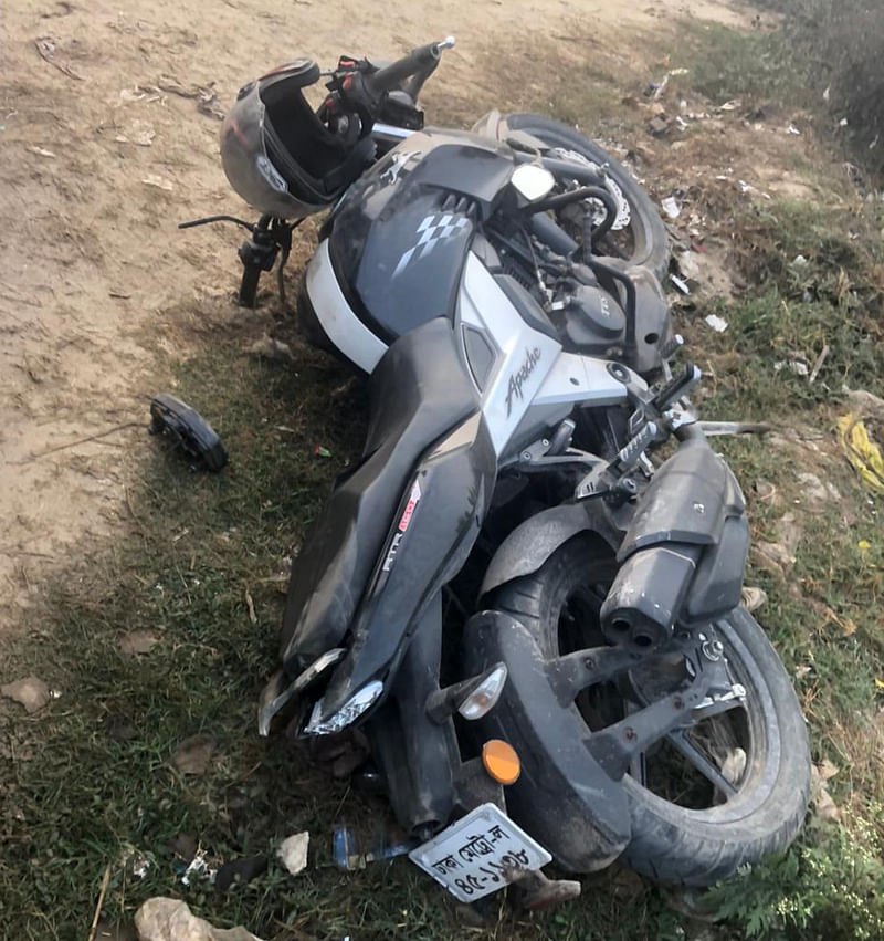 ট্রাকচাপায় ক্ষতিগ্রস্ত র্যাব সদস্যের ব্যবহৃত মোটরসাইকেল