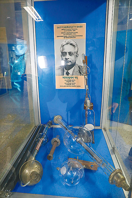বিশ্বখ্যাত বিজ্ঞানী সত্যেন্দ্রনাথ বসুর ব্যবহৃত যন্ত্রপাতি