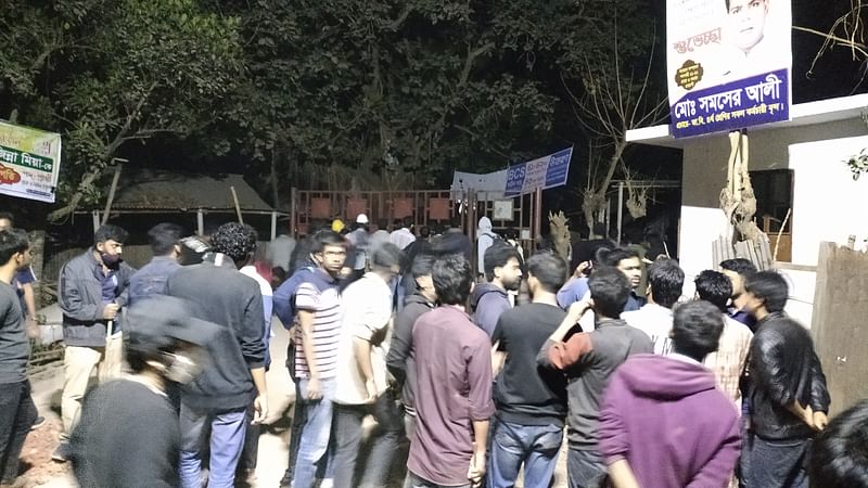 সংঘর্ষের সময় বিশ্ববিদ্যালয়ের কয়েক শ শিক্ষার্থী গেরুয়া ফটকে অবস্থান নেন। জাহাঙ্গীরনগর বিশ্ববিদ্যালয়, ১৯ ফেব্রুয়ারি