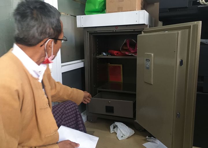 গতকাল রাত আটটা থেকে শুরু করে আজ বুধবার ভোররাত চারটা পর্যন্ত এনএলডির প্রধান কার্যালয়ে অভিযান চালানো হয়