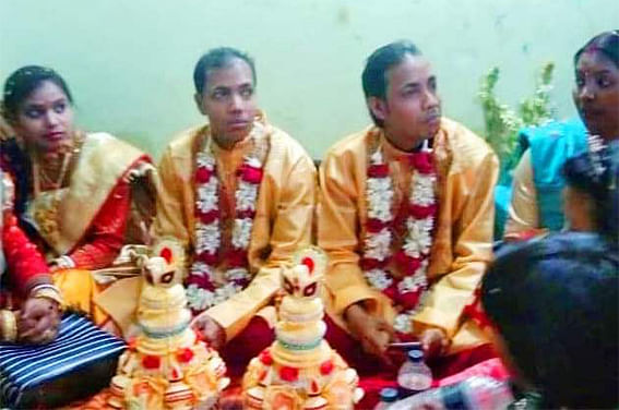 যমজ বর সজল কর্মকার ও কাজল কর্মকার (ডানে)