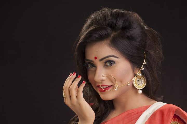 ঠোঁটে নয়, পোশাকে লাল থাক
