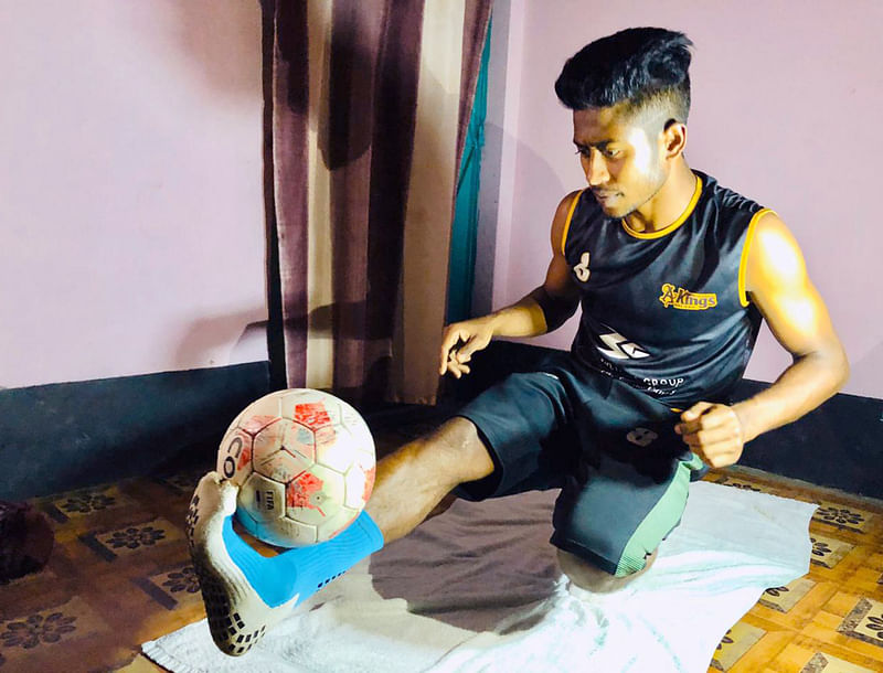 গত বছর লকডাউনের সময়ে নিজ ঘরে অনুশীলনে রবিউল।