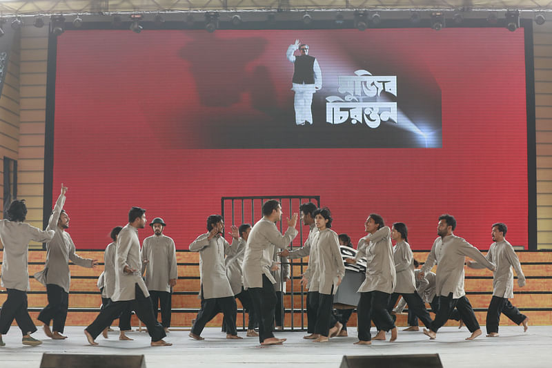 মঞ্চে অভিনয়শিল্পীদের অনুশীলন