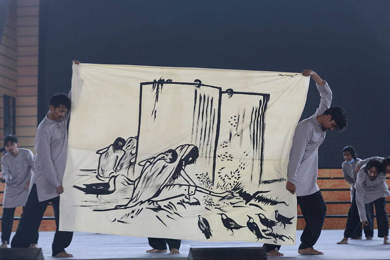 মঞ্চে শেষ মুহূর্তের মহড়া