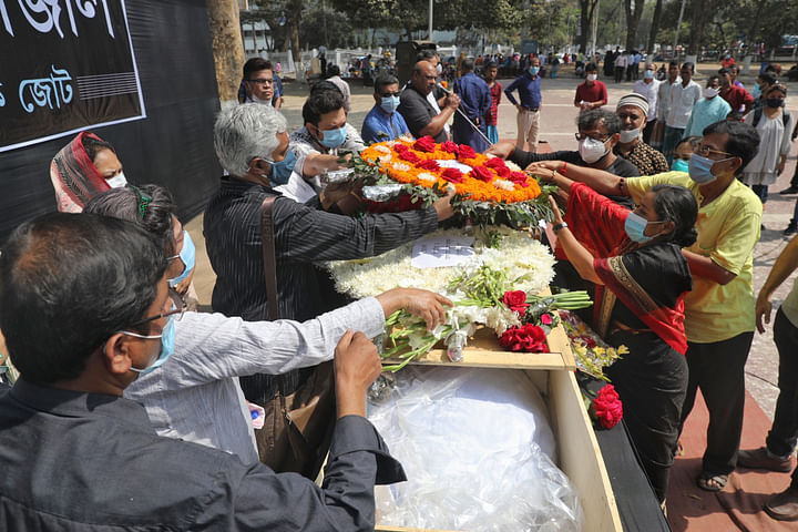 রাজধানীর কেন্দ্রীয় শহীদ মিনার প্রাঙ্গণে লিলি চৌধুরীর প্রতি সর্বস্তরের মানুষ শ্রদ্ধা নিবেদন করে