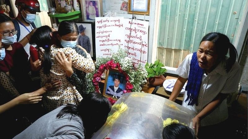 বিক্ষোভকারীদের অন্ত্যেষ্টিক্রিয়াতেও মিয়ানমারের সেনাবাহিনী গুলি চালিয়েছে বলে জানিয়েছেন প্রত্যক্ষদর্শীরা।