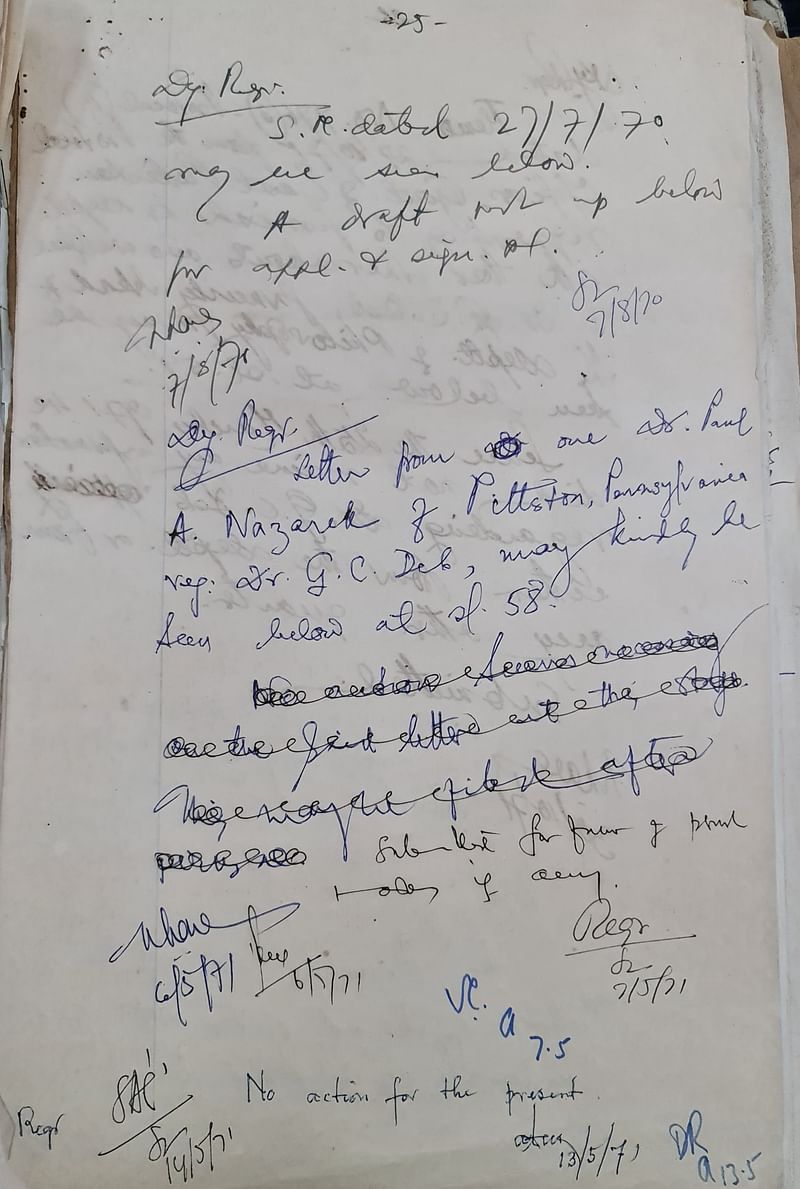 ১৯৭১ সালের মে মাসে যুক্তরাষ্ট্রের পেনসিলভানিয়া থেকে পল নাজারেক ঢাকা বিশ্ববিদ্যালয়কে চিঠি লিখেছিলেন। নাজারেক নিশ্চিত হতে চান, জি সি দেব বেঁচে আছেন কি না, সাহায্য চান তাঁর ‘আমেরিকান এক্সপেরিয়েন্স’ বইটির পাণ্ডুলিপি উদ্ধারে। বিশ্ববিদ্যালয়ের নথিতে তৎকালীন উপাচার্য সৈয়দ সাজ্জাদ হোসায়েন ১৯৭১ সালের ১৩ মে লিখেছেন, ‘নো অ্যাকশন ফর দ্য প্রেজেন্ট’।