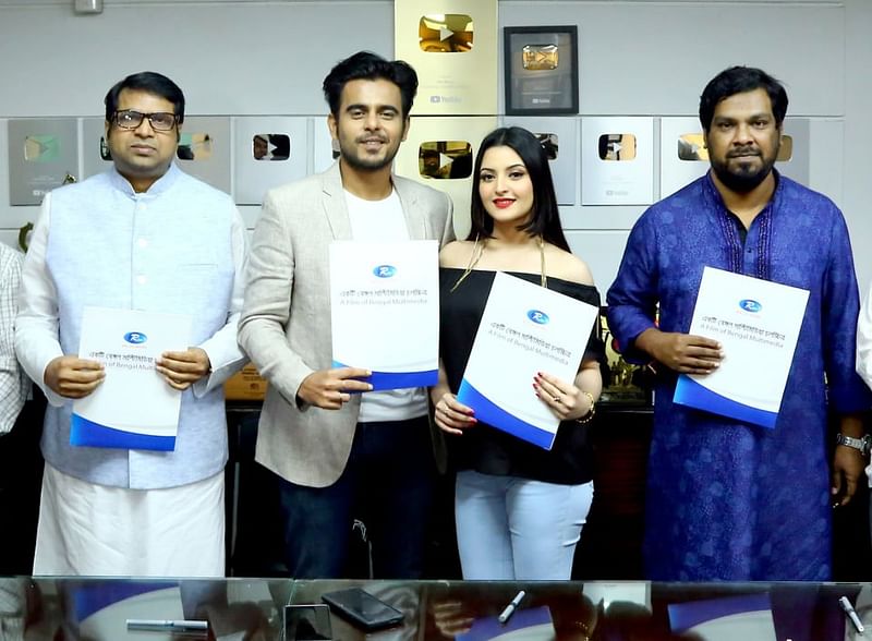 ‘বায়োপিকে’র চুক্তি স্বাক্ষরের পর আরটিভির প্রধান নির্বাহী (সর্ব বামে) ও পরিচালক সঞ্জয় সমদ্দারের (সর্ব ডানে) সঙ্গে সিয়াম–পরী
