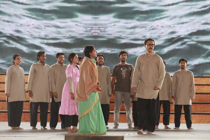 বঙ্গবন্ধুকে নিয়ে পরিবেশনার একটি দৃশ্যের অনুশীলনে শিল্পীরা