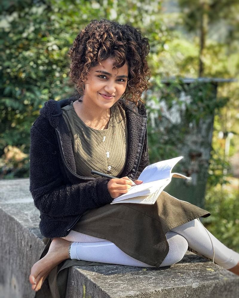 তেলেগু ও মালয়ালম সিনেমার অভিনেত্রী অনুপমা পরমেশ্বরন।