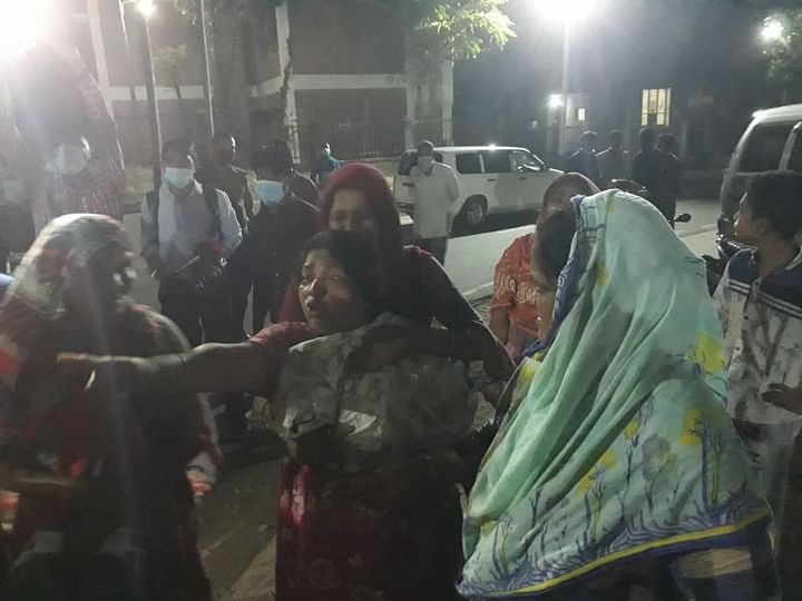 নিহত ছাত্রলীগ নেতা ইমন রনির মা আয়েশা বেগমের আহাজারি। রোববার রাত সাড়ে ১০টায় চট্টগ্রাম মেডিকেল কলেজ হাসপাতালে জরুরি বিভাগের সামনে।