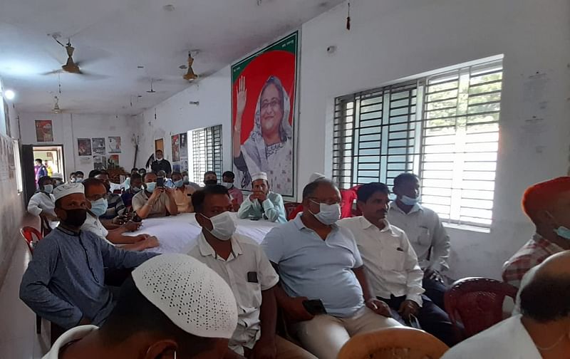 ফরিদপুরে শহর আওয়ামী লীগের সভায় উপস্থিত নেতা–কর্মীরা। এ সভায় জেলা আওয়ামী লীগের নেতাদের আমন্ত্রণ করা হয়নি। এ কারণে হাঙ্গামার শঙ্কায় সভাটি করতে দেওয়া হয়নি