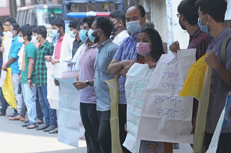 চট্টগ্রাম মেডিকেলে গত বুধবার ছাত্রলীগের দুই পক্ষে মারামারির সময় দুই সহকর্মী আহত হওয়ার প্রতিবাদে বৃহস্পতিবার মানববন্ধন করেন ইন্টার্ন চিকিৎসকেরা