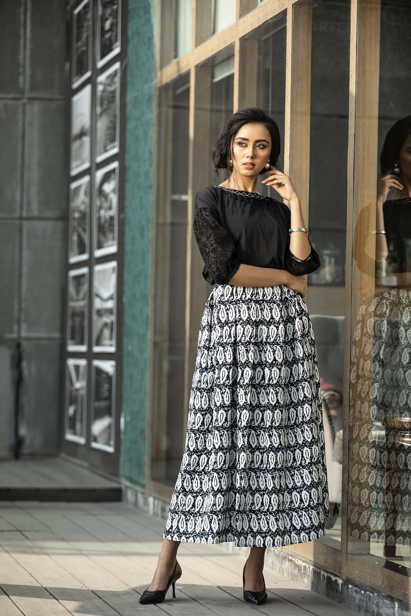 স্কার্ট টপসে ট্রেন্ডি লুক