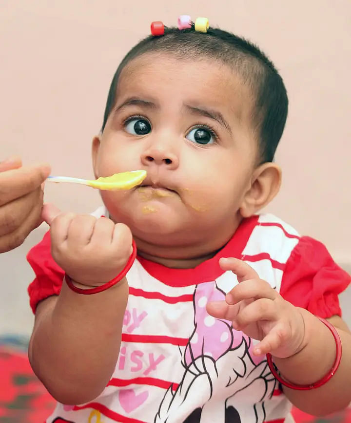 ছয় মাস নিবিড়ভাবে মায়ের দুধ খাওয়ানোর পরে শিশুর বাড়তি খাবারে খিচুড়ি থাকা জরুরি
