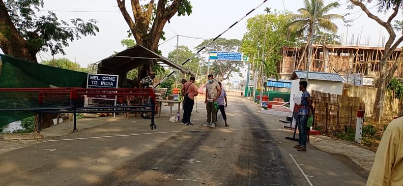 আখাউড়া স্থলবন্দর দিয়ে বাংলাদেশ
ও ভারত সরকারের অনুমতিপত্র নিয়ে আটকা পড়া যাত্রীরা যাতায়াত করছেন