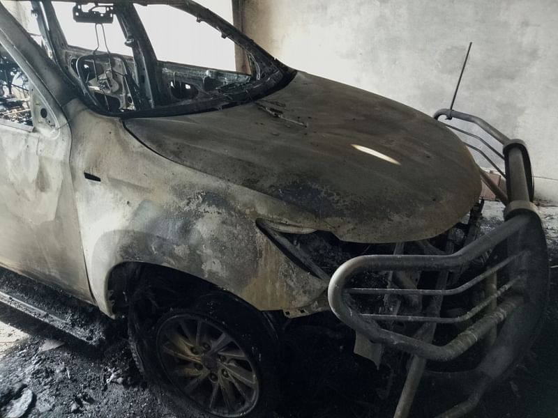 সালথা উপজেলা নির্বাহী কর্মকর্তার বাসভবনের গ্যারেজে থাকা দুটি গাড়িতে আগুন ধরিয়ে দেওয়া হয়