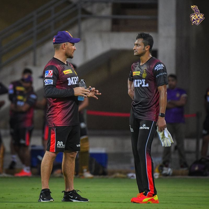 কোচ ব্রেন্ডন ম্যাককালামের সঙ্গে সাকিব আল হাসান।