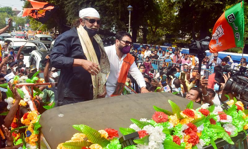টালিগঞ্জে বিজেপির প্রার্থী বাবুল সুপ্রিয়র পক্ষে রোড শোতে অংশ নেন বলিউড তারকা মিঠুন চক্রবর্তী। পশ্চিমবঙ্গ, ৮ এপ্রিল