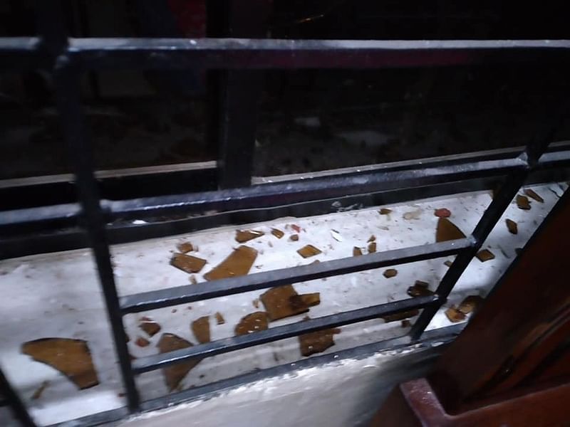হামলা ও ভাঙচুরের চিহ্ন