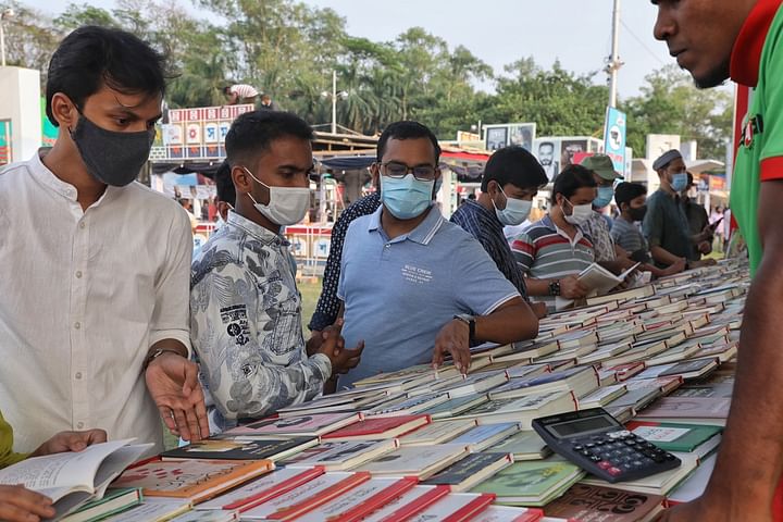 শেষ দিনে বইমেলা প্রাঙ্গণে কিছু ক্রেতা সমাগম