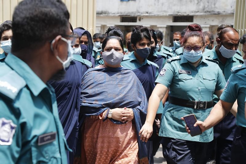 সাংবাদিক রোজিনা ইসলামকে আজ মঙ্গলবার আদালতে নেওয়া হয়।