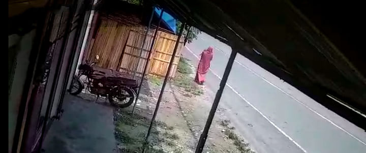 সিসি ক্যামেরার ধরা পড়া শিশু মাহমুদ হাসানকে চুরির দৃশ্য। শরীয়তপুরের ধানুকায়