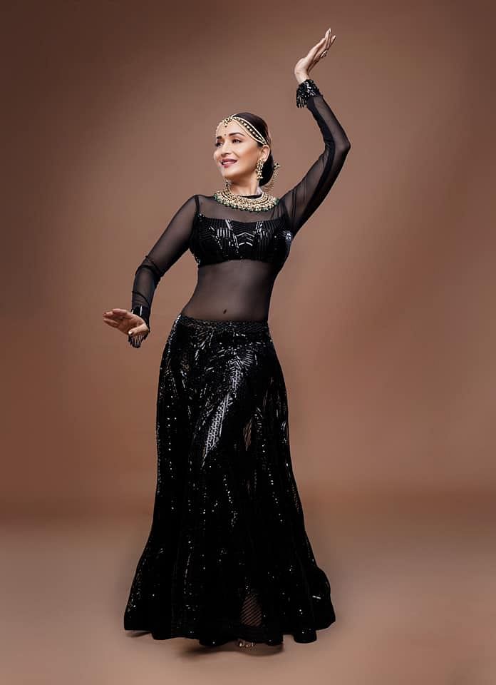 নিজের এক সাক্ষাৎকারে বড় পর্দার আইকনিক গানগুলো প্রসঙ্গে মাধুরী বরেন, ‘সিনেমার গানে নাচা আর এমনিতে নাচ করা কিন্তু অনেক আলাদা। এমনিতে নাচার সময় আপনাকে দর্শক আর সীমানা মাথায় রাখতে হবে। সিনেমার গানের ক্ষেত্রে মুখের অভিব্যক্তি, ক্যামেরা আর প্রপস