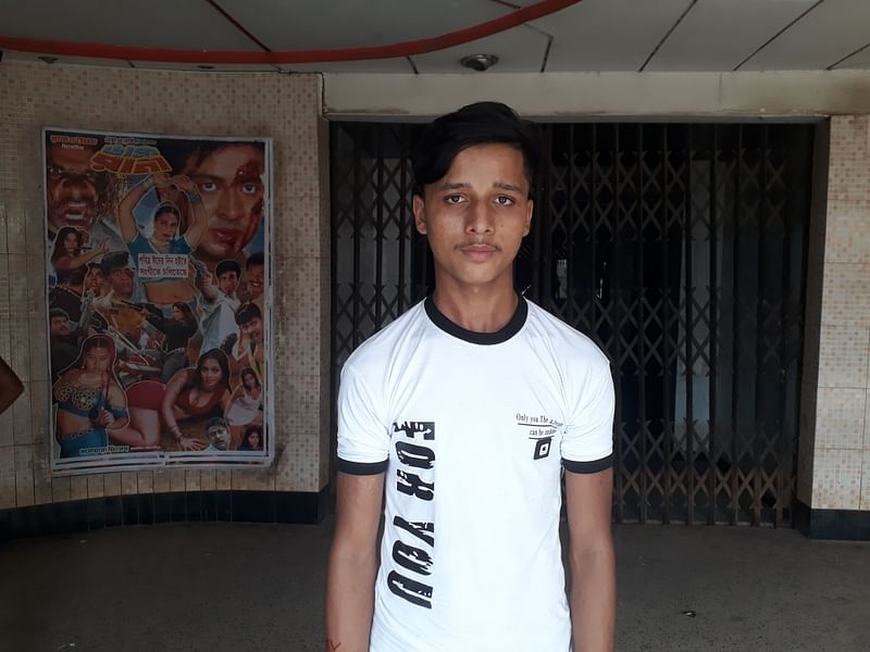 হবিগঞ্জের কিশোর ইসমাইল দোলাইরপাড়ে সিনেমা দেখতে এসেছে