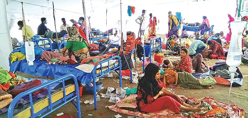 হাসপাতালের মূল ভবনে রোগীদের জায়গা দিতে না পেরে খোলা মাঠে শামিয়ানা টাঙিয়ে চিকিৎসা দেওয়া হচ্ছে