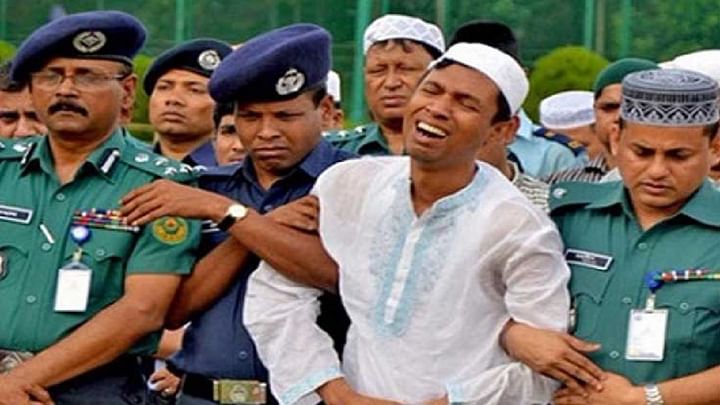 পাঁচ বছর আগে স্ত্রী মাহমুদা খানম মিতু খুন হওয়ার পর এভাবেই কান্নায় ভেঙে পড়েছিলেন বাবুল আক্তার, এখন সেই হত্যার মামলায় গ্রেপ্তার তিনি