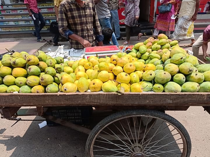 বিক্রেতা মো. জসিমের দাবি আমগুলো রাজশাহীর