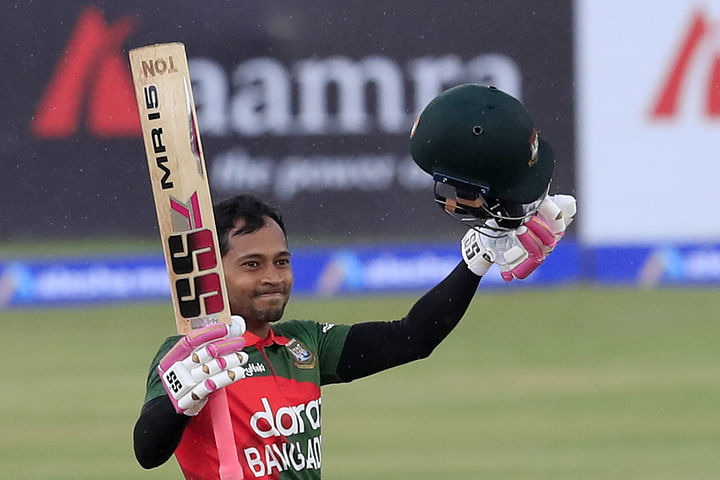 দারুণ খেলে ক্যারিয়ারের অষ্টম সেঞ্চুরি পূরণ করলেন মুশফিকুর রহিম।