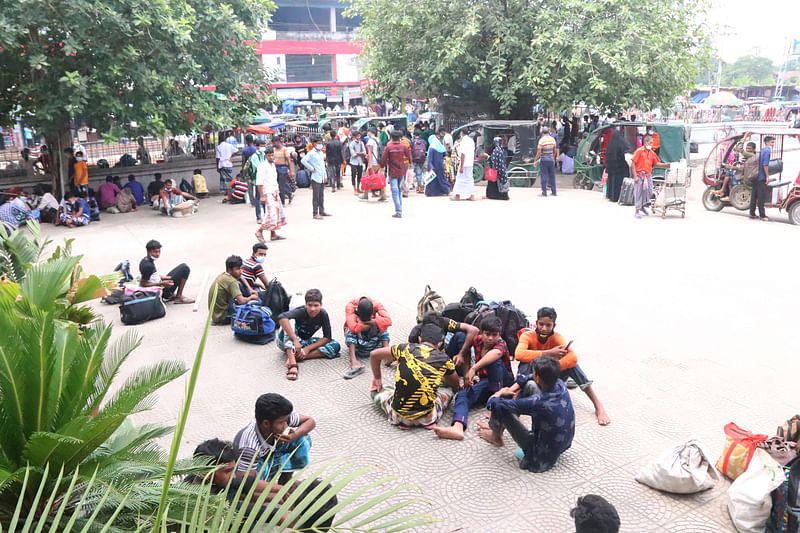রাজশাহী রেলওয়ে স্টেশন চত্বরে যাত্রীদের ভিড়। আজ শনিবার দুপুরে