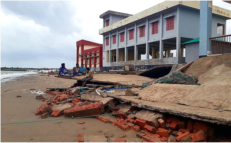 কক্সবাজার / জোয়ারের ধাক্কা লেগেছে টেকনাফের শাহপরীরদ্বীপ জালিয়াপাড়া সরকারি প্রাথমিক বিদ্যালয় ভবনেও। শুক্রবার বিকালে. ভাটার সময় তোলা