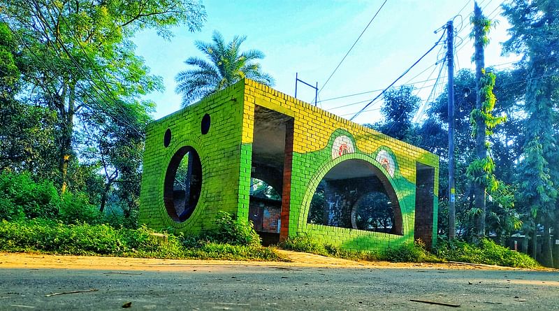 যাত্রীছাউনিকে মনে হতে পারে কোনো অদ্ভুত প্রাণী
