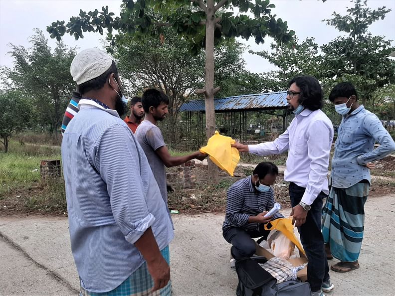 গোরখোদকদের কাপড় উপহার দেন মহসীন কবির।