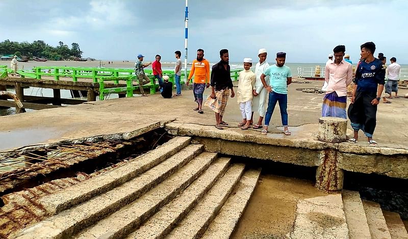 জোয়ারের তাণ্ডবে লণ্ভডণ্ড হয়ে গেছে সেন্ট মার্টিনের একমাত্র জেটি। আজ সকালে
