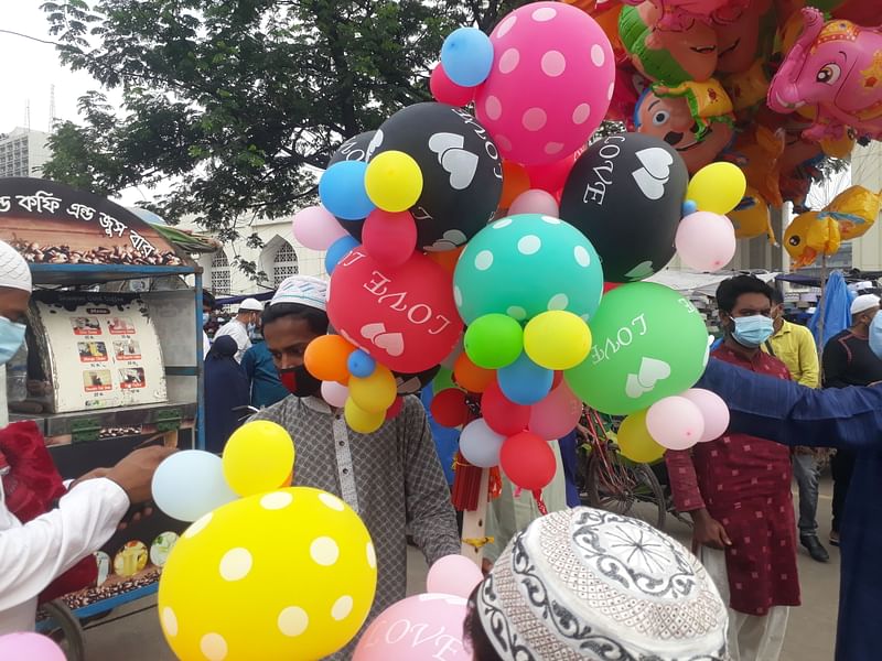 নগরীর বিনোদনকেন্দ্রগুলো বন্ধ থাকায় শিশু-কিশোরেরা নগরীর মোড়ে মোড়ে আনন্দে মেতে উঠেছে। ছবিটি দয়াগঞ্জ এলাকার