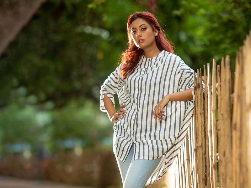 আমাদের দেশের মেয়েরা টপ ও কুর্তা পরছে নিজেদের পছন্দ ও স্বাচ্ছন্দ্যমতো